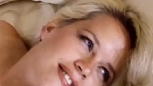 İri güzel kadın sarışın eş değiştiren ve büyük zenci yarağı!