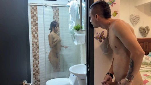 ÜVEY ERKEK KARDEŞ ÇÜNKÜ BEN BANYO YAPARKEN BANA BAKIYORSUN. Üvey kız kardeşimin onu lezzetli yakalamak için kapı açık duş alması gerçeğinden faydalanıyorum.