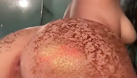 Parıltılı duşta harika gösteri.