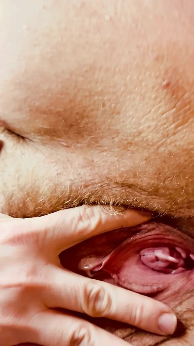 Amcığım fışkırtana kadar sıkı götümü parmaklıyorum