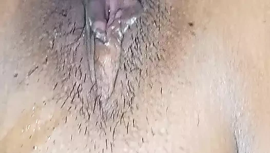 Hintli güzel kız yarağa sert biniyor.