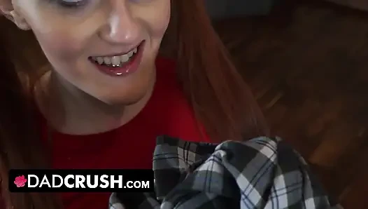 DadCrush - minyon masum kızıl saçlı üvey kız banyoda üvey babasının yarağına şaşırıyor