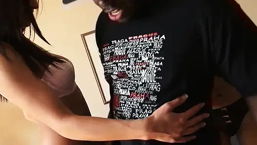 Francesca Le ve Chanel White zenci bir adamı ırklararası üçlü seks için davet ediyor