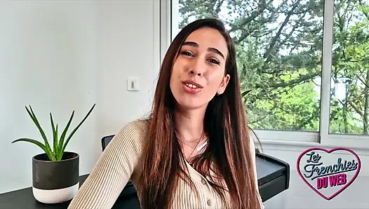 Çok utangaç olmayan genç minx Camila sikilmek istiyor