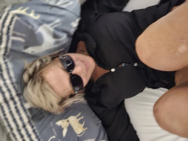 Женщину вылизали и грубо трахнули. с ее солнцезащитными очками