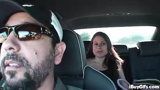 İri göğüslü sürtük mastürbasyon yapıyor ve parmaklanıyor