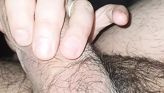 Üvey anne televizyonda porno sallarken üvey oğlunun yarağına giriyor