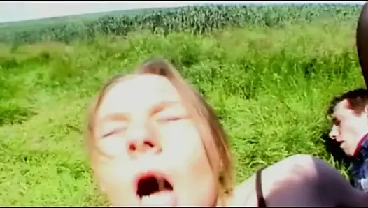 O sıkı anal deliğini siktiren bir Fransız bebek