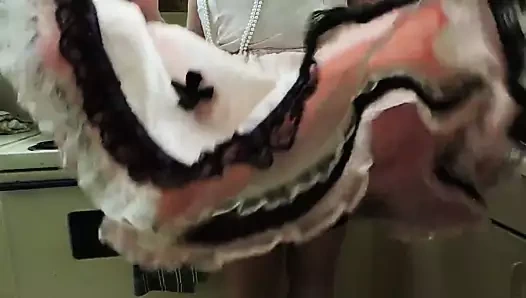 sissy ray içinde pembe saten sissy elbise mutfak Arat