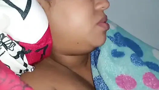 İşten eve geldi yoruldum porno izlemeye başlıyorum ve karımın bana mastürbasyon yapmasına izin veriyorum!!