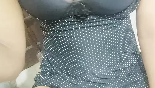 Göğüslerim ateşli, göğüslerini gösteriyor, güzel göğüslerimi gösteriyor