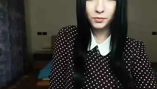 Güzel esmer çıplak vücudunu gösteriyor