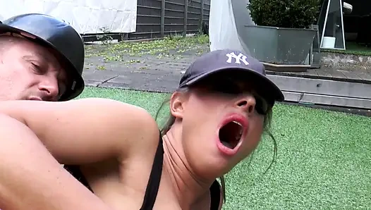 Büyük götlü orta yaşlı seksi kadın açık havada anal sikişiyor