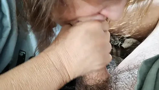 Grirlfriend'im yarağımı emiyor ve ayaklarını yarağıma sürttükten sonra dölümü yiyor