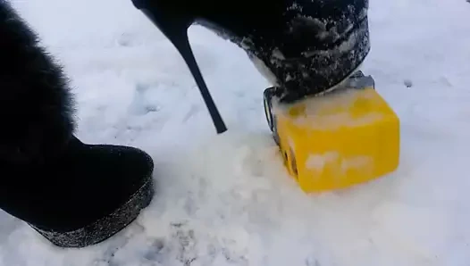 Kış ezmek bayan l sarı araba.