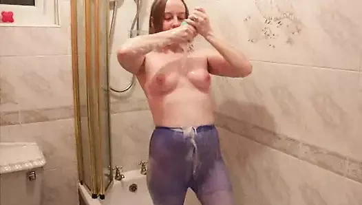 Banyoda ıslak külotlu çoraplı sabunlu küçük memeler