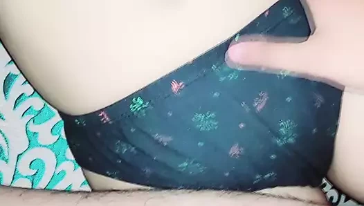 Hintli kadın bahar thi tabhi vaha usaka padoshi aya veya yenge ko chod diya