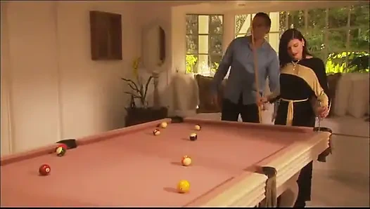 Bir bilardo oyununu kaybettikten sonra kocasına götünü veriyor!