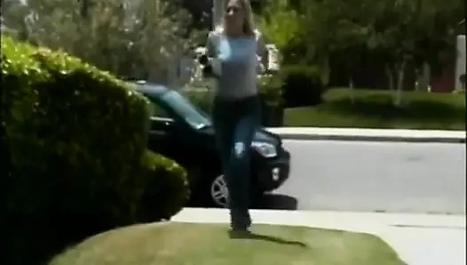 Güzel gençler büyük sert bir yarakla dudaklarından ve amlarından sikiliyor