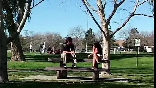 Büyük yarak emiyor, yatak odasında büyük göt sikişi