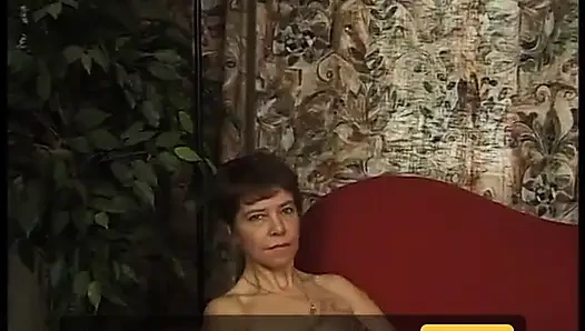Olgun kadın kendisiyle oynuyor