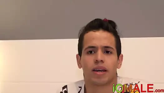 Latino twink barebacked ve cummed üzerinde sonra bir röportaj