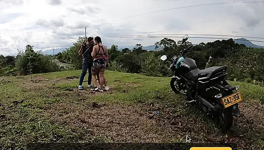 İki latinle cadılar bayramında açık havada seks