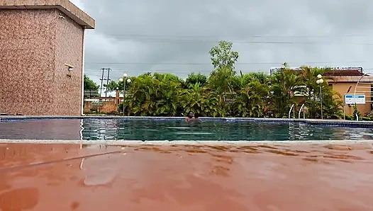 Havuzda yüzen sperm, suda sert seks, çifte orgazm