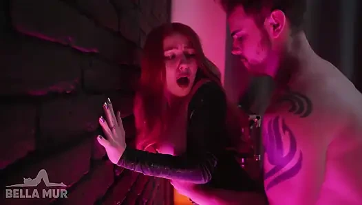 Ateşli kostümlü kız deli gibi yarak üzerinde zıplıyor