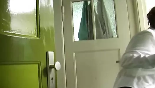 Doğal titted Alman esmer gets ona aç ağız dolu