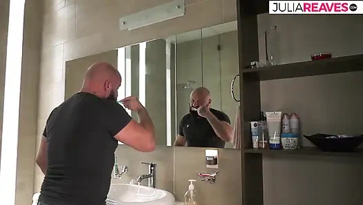 Azgın kız sevgilisinin yarağını emiyor ve sonra banyoda boşalmak için sikiliyor