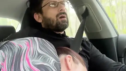 Bekleyemedi - orta yaşlı seksi kadın araba sürerken sakso ve elle muamele - halka açık arabada seks kingyordanov