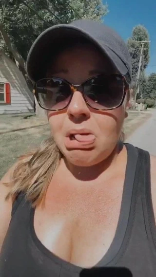 Sıcak preggo eş ve ona sütlü göğüsler