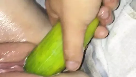 İngiliz karısı, lanet salatalık! onu seviyor!