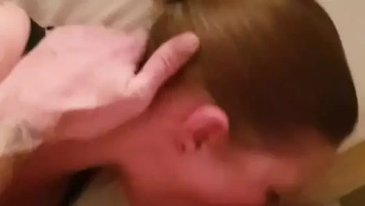 çorap ve iç çamaşırı bağlı milf oral seks verir.