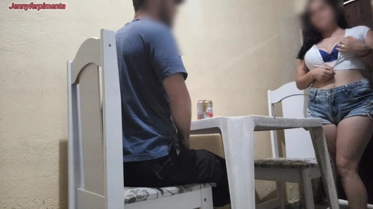 Genç çift halka açık barda sikişiyor