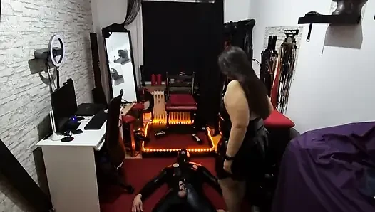 Sidik sırılsıklam itaatkar olgun domme'dan altın duş yalıyor