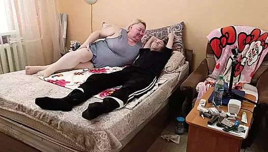 Komşum bana derin bir sakso çekiyor ve döl yiyor