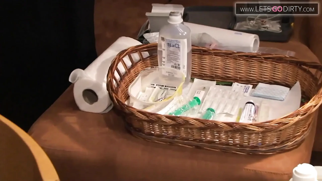 MILF leží na posteli, zatímco kundička dostane injekci se stříkačkami