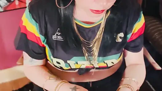İngiliz tart Tina Snua Chain kibrit ışığı yanmış 2 Çin sigarası içiyor - sürüklenen sigara içen omi ome snap inhales