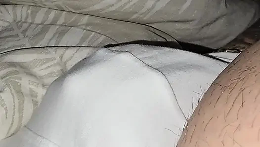 Üvey anne külotların altında el kayması ve üvey oğlunun yarağıyla mastürbasyon yapıyor