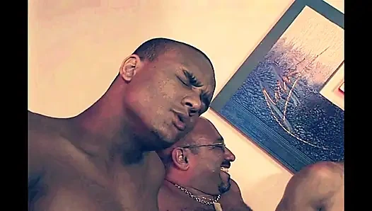 Yaşlı bir sürtük için grup seks büyük yaraklarla göğüslerine boşaltılıyor