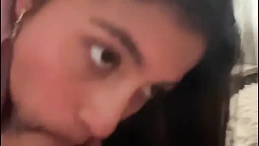 Güzel yüzlü güzel Hintli kadın, penis emiyor ve sonra dört ayak üzerinde sikişiyor, etkileyici derecede büyük bir poposu var