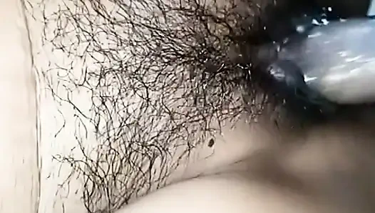 İnleyen Nepalli yenge evde kocasının önünde sikişiyor