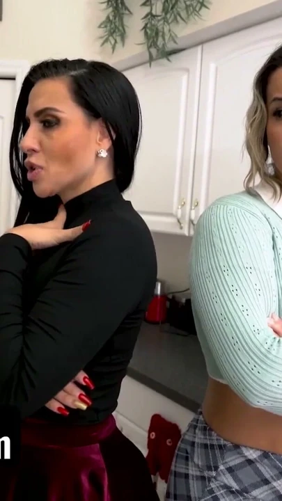 Seks muhafazakar kız arkadaş sapık bir orta yaşlı seksi kadınla rekabet edemiyor - üvey anne ona sert bir ders veriyor | Klip 1
