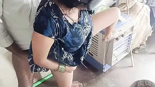 Göt amcık sikiyor yarak emiyor göğüslerini emiyor memeden süt emiyor ve domaltarak yarağa oturuyor ve doğrudan Hintçe seste yatıyor