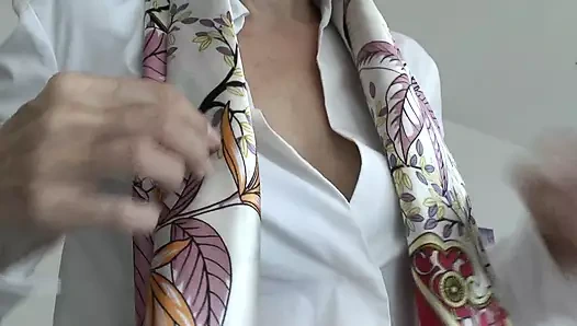 Saten eşarplar defilesi