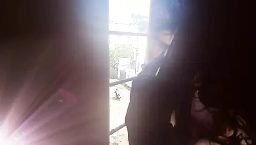 Desi Tina işteyken kamp yapıyor