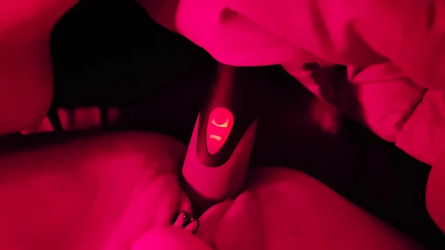 Yüksek sesle inleyen oyuncakları kullanarak kremsi doruk noktası