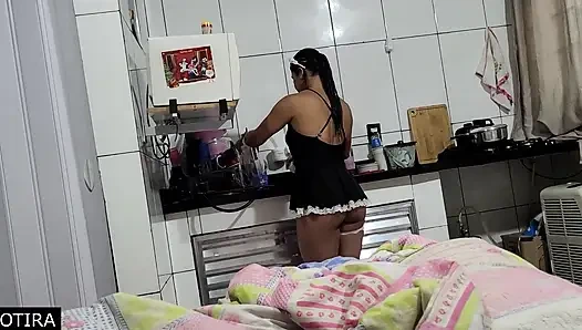 Yaramaz Bir Hizmetçi Tuttu Ve Sonunda Onu Sıcak Siktirdi